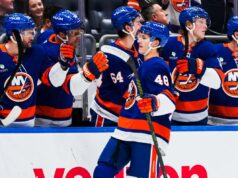 Matthew Schaefer superando até mesmo as expectativas mais ambiciosas dos ilhéus O defensor do New York Islanders, Matthew Schaefer (48), patina com o disco.