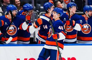 Matthew Schaefer superando até mesmo as expectativas mais ambiciosas dos ilhéus O defensor do New York Islanders, Matthew Schaefer (48), patina com o disco.