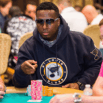 Maurice Hawkins nega participação no vídeo viral de altercação de pôquer no Dia de Ação de Graças. Um jogador de pôquer usando óculos escuros e um moletom do St. Louis Blues está sentado em uma mesa de torneio, alcançando uma pilha de fichas enquanto outros jogadores sentam nas proximidades.