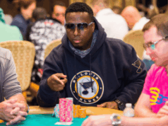 Maurice Hawkins nega participação em vídeo viral de altercação de pôquer no Dia de Ação de Graças Maurice Hawkins nega participação no vídeo viral de altercação de pôquer no Dia de Ação de Graças. Um jogador de pôquer usando óculos escuros e um moletom do St. Louis Blues está sentado em uma mesa de torneio, alcançando uma pilha de fichas enquanto outros jogadores sentam nas proximidades.