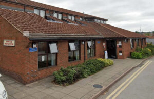 Médico suspenso após agendar consultas falsas de final de dia para evitar atrasos para buscar os filhos Yahoo news home