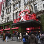 Os compradores procuram ofertas da Black Friday no shopping ao ar livre Atlantic Station, sexta-feira, 28 de novembro de 2025, em Atlanta, Geórgia (AP Photo / Megan Varner)