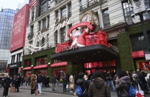 Medo econômico diminui a alegria do feriado Os compradores procuram ofertas da Black Friday no shopping ao ar livre Atlantic Station, sexta-feira, 28 de novembro de 2025, em Atlanta, Geórgia (AP Photo / Megan Varner)
