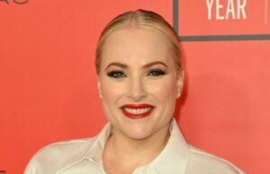 Meghan McCain bate palmas depois de ser chamada de ‘gorda’ no programa de Tucker Carlson Cronograma do relacionamento de Meghan McCain e Ben Domenechs