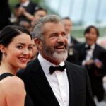O ator Mel Gibson e Rosalind Ross posam para fotógrafos na cerimônia de premiação do 69º festival internacional de cinema de Cannes.