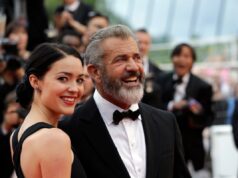 Mel Gibson e Rosalind Ross se separando após 9 anos: ‘É triste encerrar este capítulo de nossas vidas’ O ator Mel Gibson e Rosalind Ross posam para fotógrafos na cerimônia de premiação do 69º festival internacional de cinema de Cannes.
