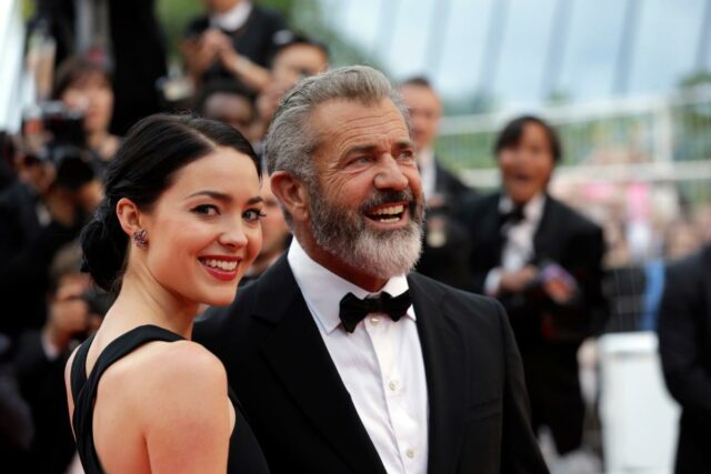 O ator Mel Gibson e Rosalind Ross posam para fotógrafos na cerimônia de premiação do 69º festival internacional de cinema de Cannes.