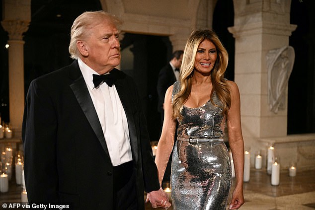 Melania Trump fica chocada ao chegar à festa chamativa do O presidente Donald Trump e a primeira-dama Melania Trump chegaram à festa anual de Ano Novo do comandante-chefe em Mar-a-Lago