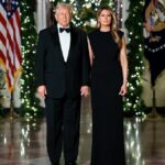 O presidente Donald Trump e a primeira-dama Melania divulgaram sua foto anual de Natal – mas alguns apontaram que não parece exatamente que eles estejam no espírito natalino.