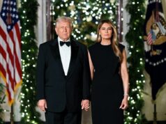 Melania e Donald Trump zombaram impiedosamente de uma foto séria de Natal: ‘Por que eles não estão sorrindo?’ O presidente Donald Trump e a primeira-dama Melania divulgaram sua foto anual de Natal – mas alguns apontaram que não parece exatamente que eles estejam no espírito natalino.