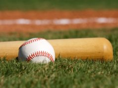 Memorando da MLB proíbe jogadores de aderir a contratos de previsão de eventos de mercado – relatório O memorando da MLB proíbe os jogadores de aderirem a contratos de previsão de eventos de mercado - relatório. Uma vista de perto de um taco de beisebol e de madeira descansando na grama verde perto da borda de uma linha de terra no campo.