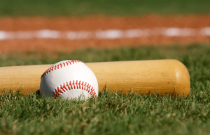 Memorando da MLB proíbe jogadores de aderir a contratos de previsão de eventos de mercado – relatório O memorando da MLB proíbe os jogadores de aderirem a contratos de previsão de eventos de mercado - relatório. Uma vista de perto de um taco de beisebol e de madeira descansando na grama verde perto da borda de uma linha de terra no campo.