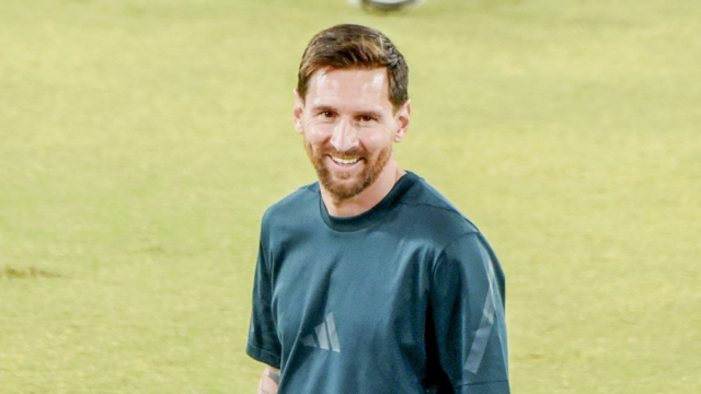 `Memórias no meio da loucura`: Dipendu e Nabi ganham camisas `Memórias no meio da loucura`: Dipendu e Nabi ganham camisas autografadas