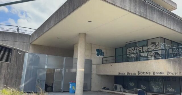 Menina, 17 anos, gravemente ferida após cair dois andares dentro de prédio abandonado
