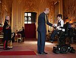 Menina, de 11 anos, torna-se a pessoa mais jovem a ser homenageada com um MBE – e sorriu ao conversar com o príncipe William sobre seu trabalho de caridade