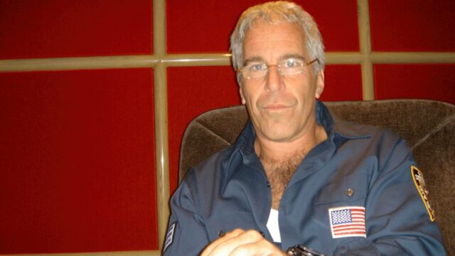 Meninas de até 14 anos recrutadas para massagens sexuais, revela A casa de Jeffrey Epstein em Palm Beach, Flórida.
