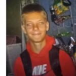 Mãe do Kansas acusada de assassinato de filho suspira por embreagens de ar no peito durante comparecimento ao tribunal