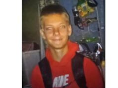 Menino de 13 anos encontrado morto por aparente ataque de animal, vizinho é preso Mãe do Kansas acusada de assassinato de filho suspira por embreagens de ar no peito durante comparecimento ao tribunal