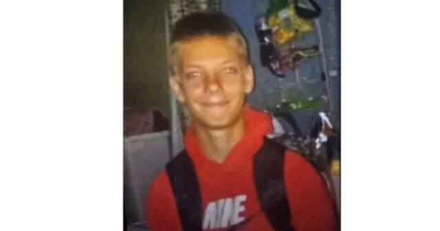 Mãe do Kansas acusada de assassinato de filho suspira por embreagens de ar no peito durante comparecimento ao tribunal