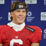 O quarterback do Giants, Jaxson Dart, conversa com repórteres no início deste mês.