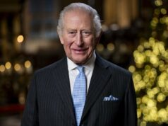 Mensagem de Natal do Rei Charles: renove sua alma com uma ‘desintoxicação digital’ A princesa Eugenie, na retaguarda central, chega com o rei Carlos III da Grã-Bretanha e a rainha Camilla para participar do serviço religioso do dia de Natal na Igreja de Santa Maria Madalena.
