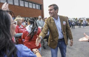 Mensagem dos governadores democratas para 2026 atinge o ponto sensível de Trump O presidente Donald Trump reúne-se com o secretário-geral da OTAN, Mark Rutte, no Salão Oval da Casa Branca, quarta-feira, 22 de outubro de 2025, em Washington. (Foto AP/Alex Brandon)