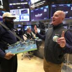 Mercado de ações hoje: Dow, S&P 500 caem, Nasdaq quebra seqüência de três dias de derrotas enquanto Tesla sobe para recorde