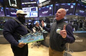 Mercado de ações hoje: Dow, S&P 500 caem, Nasdaq quebra seqüência de três dias de derrotas enquanto Tesla sobe para recorde Mercado de ações hoje: Dow, S&P 500 caem, Nasdaq quebra seqüência de três dias de derrotas enquanto Tesla sobe para recorde