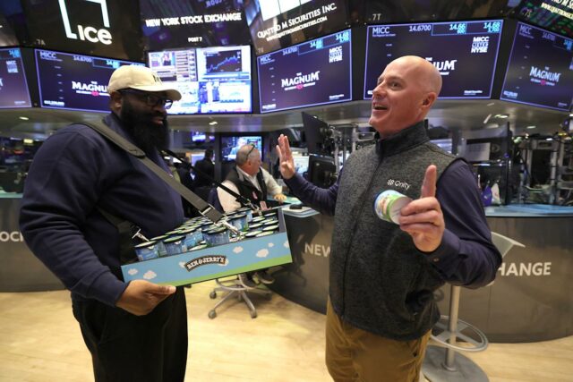 Mercado de ações hoje: Dow, S&P 500 caem, Nasdaq quebra seqüência de três dias de derrotas enquanto Tesla sobe para recorde
