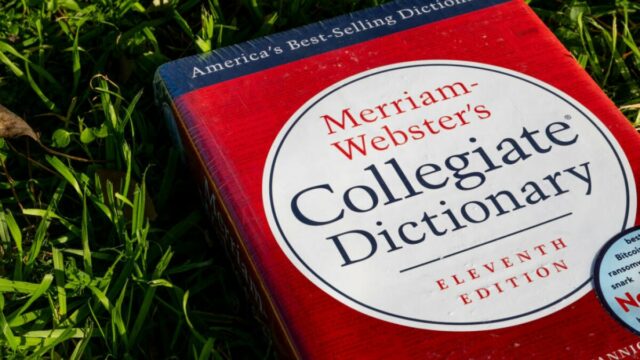 Merriam-Webster nomeia “slop” como a palavra do ano, e o menino foi desleixado em 2025
