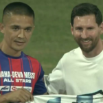 Messi e Chhetri se abraçam calorosamente durante evento marcante no Estádio Wankhede
