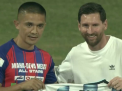 Messi e Chhetri se abraçam calorosamente durante evento marcante no Estádio Wankhede Messi e Chhetri se abraçam calorosamente durante evento marcante no Estádio Wankhede