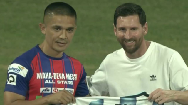 Messi e Chhetri se abraçam calorosamente durante evento marcante no Estádio Wankhede
