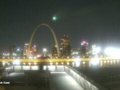 Meteoro visto passando sobre o Gateway Arch de St. Louis em NYE: ‘Difícil de superar esse momento’ Um meteoro brilhando verde sobre Gateway Arch, no Missouri, à noite.