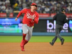 Mets interessado em Austin Hays após forte temporada com Reds O defensor esquerdo do Cincinnati Reds, Austin Hays (12), avança para a terceira base em um single do primeiro base do Cincinnati Reds, Spencer Steer (7) (não retratado) durante a sétima entrada contra o Los Angeles Dodgers durante o primeiro jogo da rodada Wildcard para os playoffs da MLB de 2025 no Dodger Stadium.