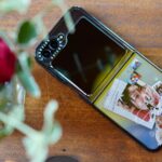 Quatro Google Pixels mostrando cores diferentes com um emoji de encolher de ombros na frente