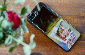 Meu telefone é um sanduíche de vidro – não posso ficar sem proteção Quatro Google Pixels mostrando cores diferentes com um emoji de encolher de ombros na frente