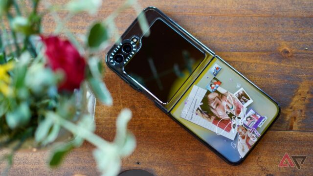 Meu telefone é um sanduíche de vidro – não posso Quatro Google Pixels mostrando cores diferentes com um emoji de encolher de ombros na frente