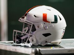 Miami Pass-Rusher definido para atingir o portal de transferência em meio à corrida CFP Miami Hurricanes helmet