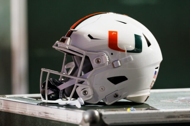 Miami Pass-Rusher definido para atingir o portal de transferência em Miami Hurricanes helmet