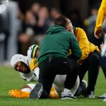 Micah Parsons nº 1 do Green Bay Packers é atendido pela equipe médica durante o quarto período.