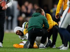 Micah Parsons sai com lesão no joelho em potencial pesadelo dos Packers Micah Parsons nº 1 do Green Bay Packers é atendido pela equipe médica durante o quarto período.