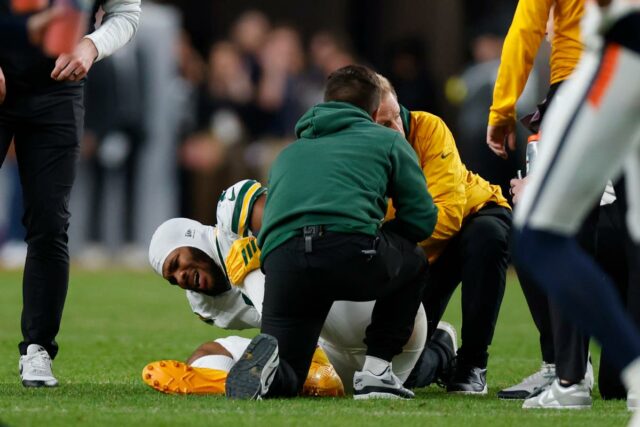 Micah Parsons sai com lesão no joelho em potencial pesadelo Micah Parsons nº 1 do Green Bay Packers é atendido pela equipe médica durante o quarto período.