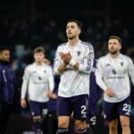 Patrick Dorgu durante a partida da Premier League entre Aston Villa e Manchester United no Villa Park em 2025 em Birmingham, Inglaterra.