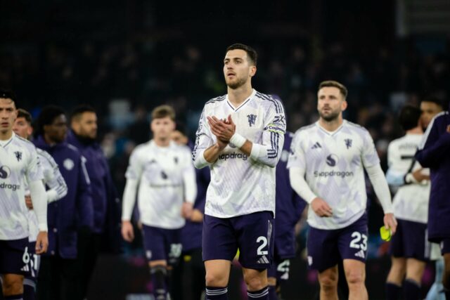 Patrick Dorgu durante a partida da Premier League entre Aston Villa e Manchester United no Villa Park em 2025 em Birmingham, Inglaterra.