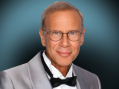 Michael Johnston receberá o prêmio Vanguard da Guilda de Maquiadores e Cabeleireiros Dwayne Johnson segura o cinturão do campeonato em