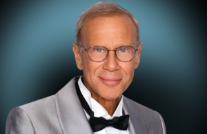 Michael Johnston receberá o prêmio Vanguard da Guilda de Maquiadores e Cabeleireiros Dwayne Johnson segura o cinturão do campeonato em