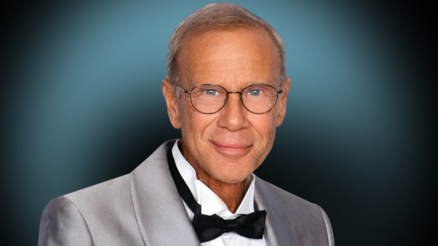 Dwayne Johnson segura o cinturão do campeonato em 