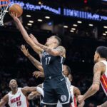 Michael Porter Jr., que marcou 28 pontos, a melhor marca do jogo, sobe para uma bandeja durante a derrota do Nets por 106-95 para o Heat em 18 de dezembro de 2025 no Barclays Center.
