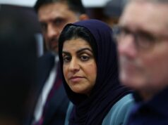 Migrantes ilegais enfrentarão buscas de roupas e boca por telefones nos portos do Reino Unido Yahoo news home